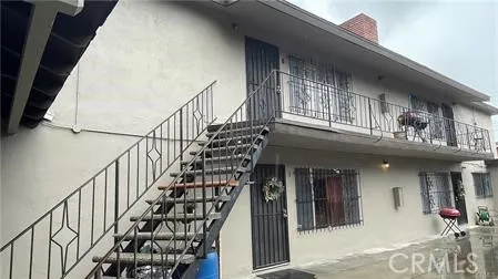 a view of entryway with a front door