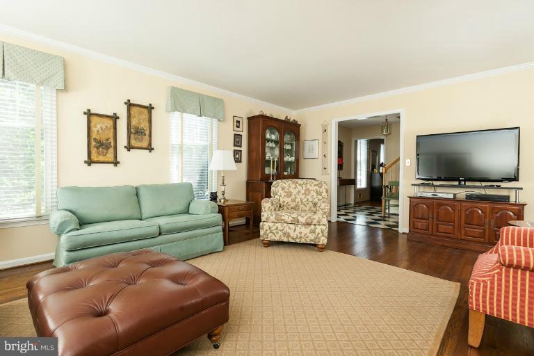 10858 Sandringham Road Cockeysville, MD 21030 - Photo 23 of 30 Living Room