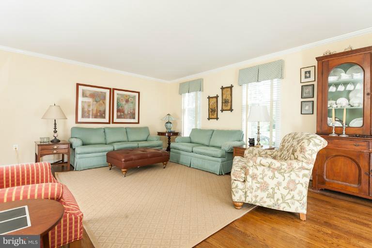 10858 Sandringham Road Cockeysville, MD 21030 - Photo 25 of 30 Living Room