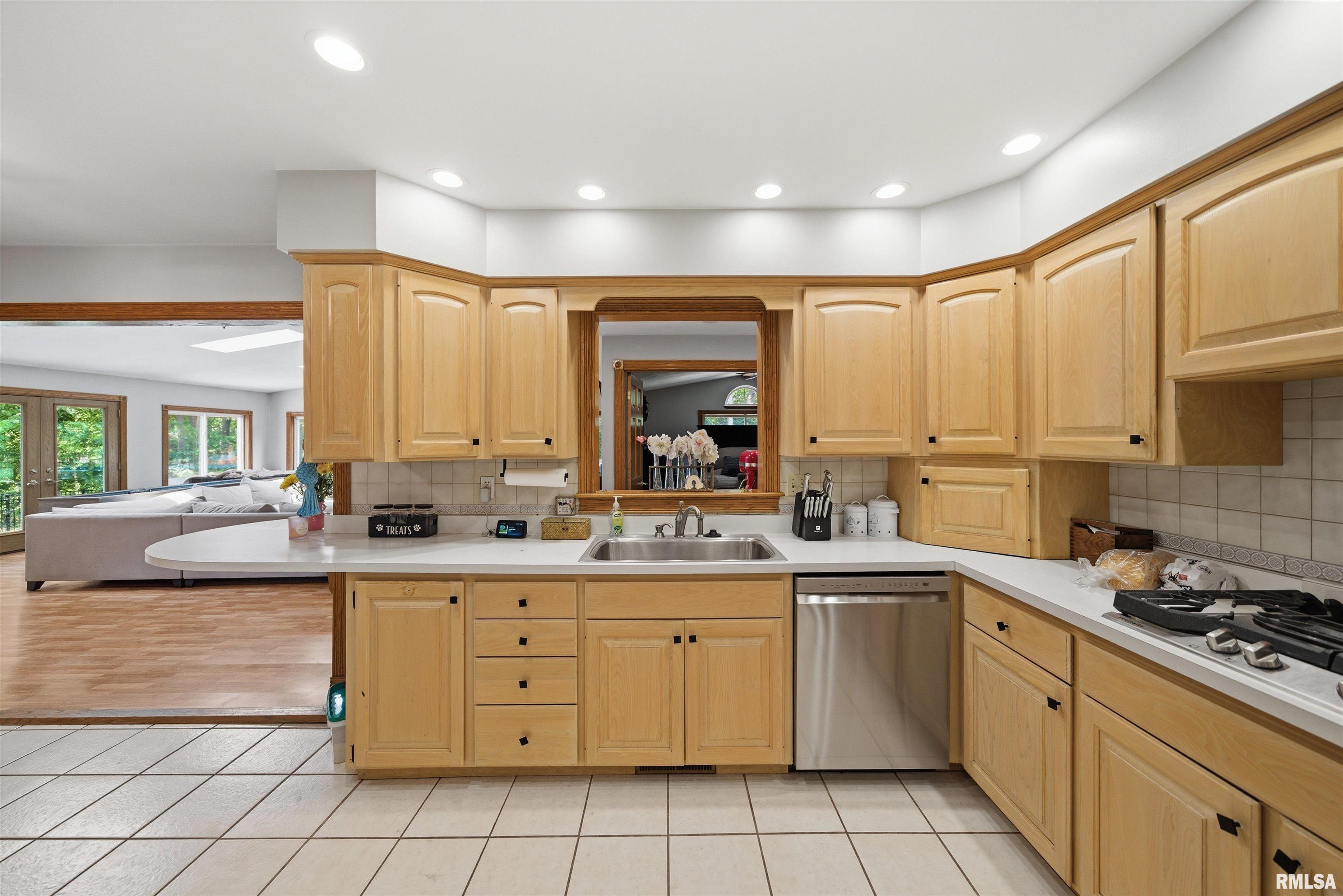6421 North Jamestown Road Peoria, IL 61615 - Photo 17 of 72