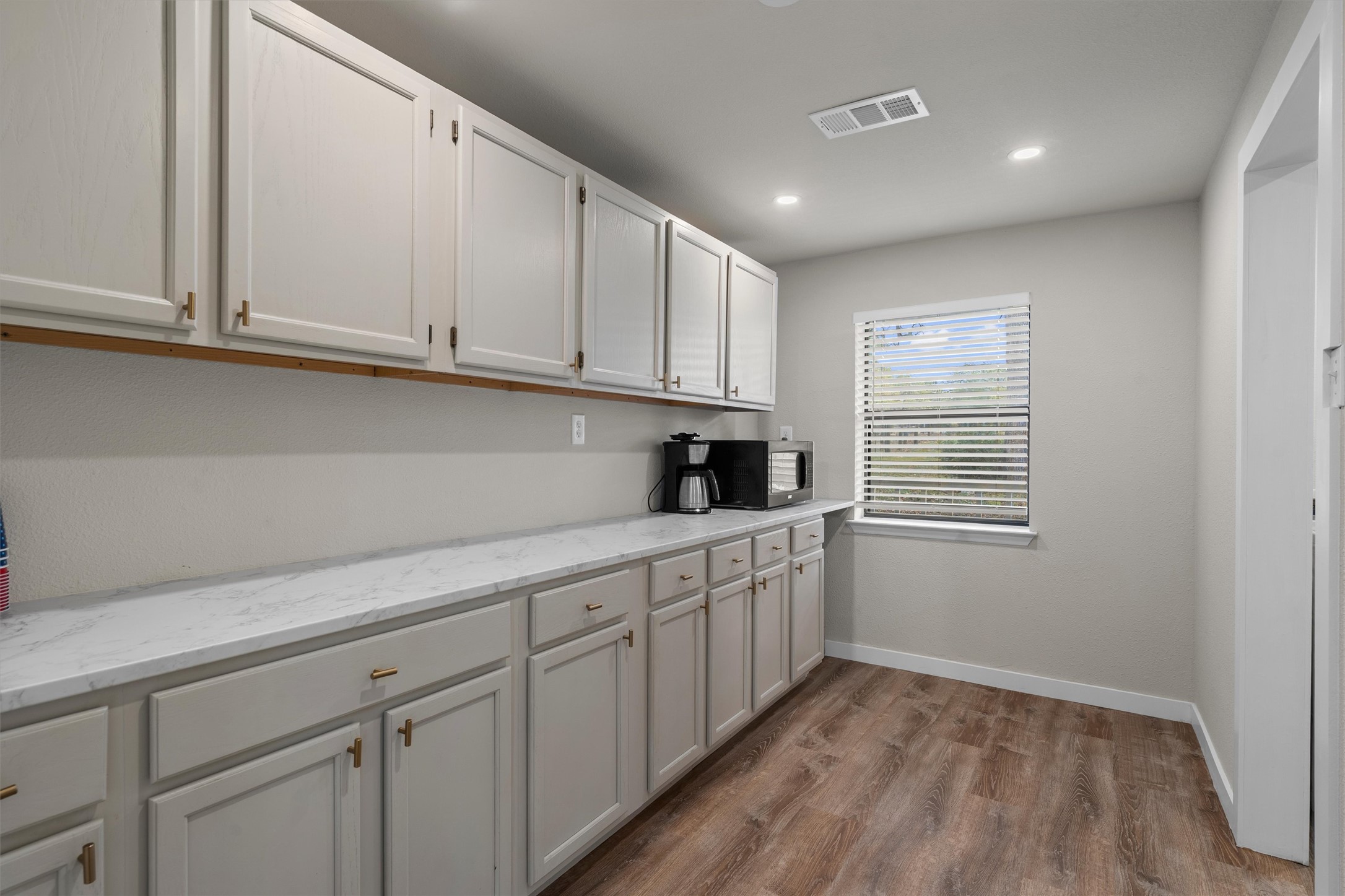 836 Cottle Town Road Smithville, TX 78957 - Photo 23 of 40 Laundry area with dark wood-type flooring and recessed lighting