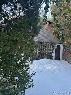 a view of a backyard of the house