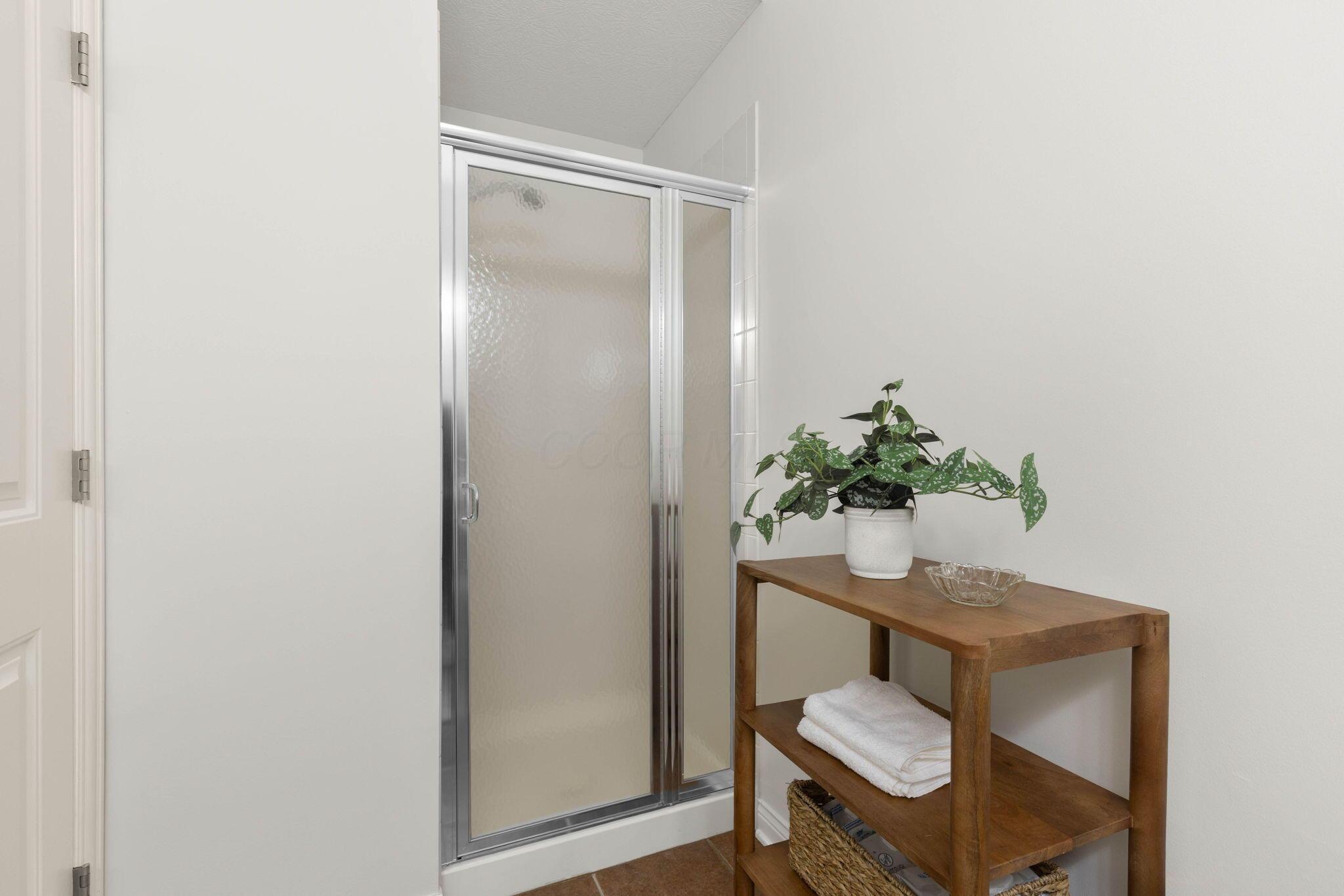 5658 Wexler Road Dublin, OH 43016 - Photo 21 of 54 First Floor Full Bathroom