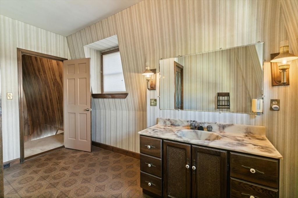 7 Spring Court Gloucester, MA 01930 - Photo 12 of 23 Gallery Image 12