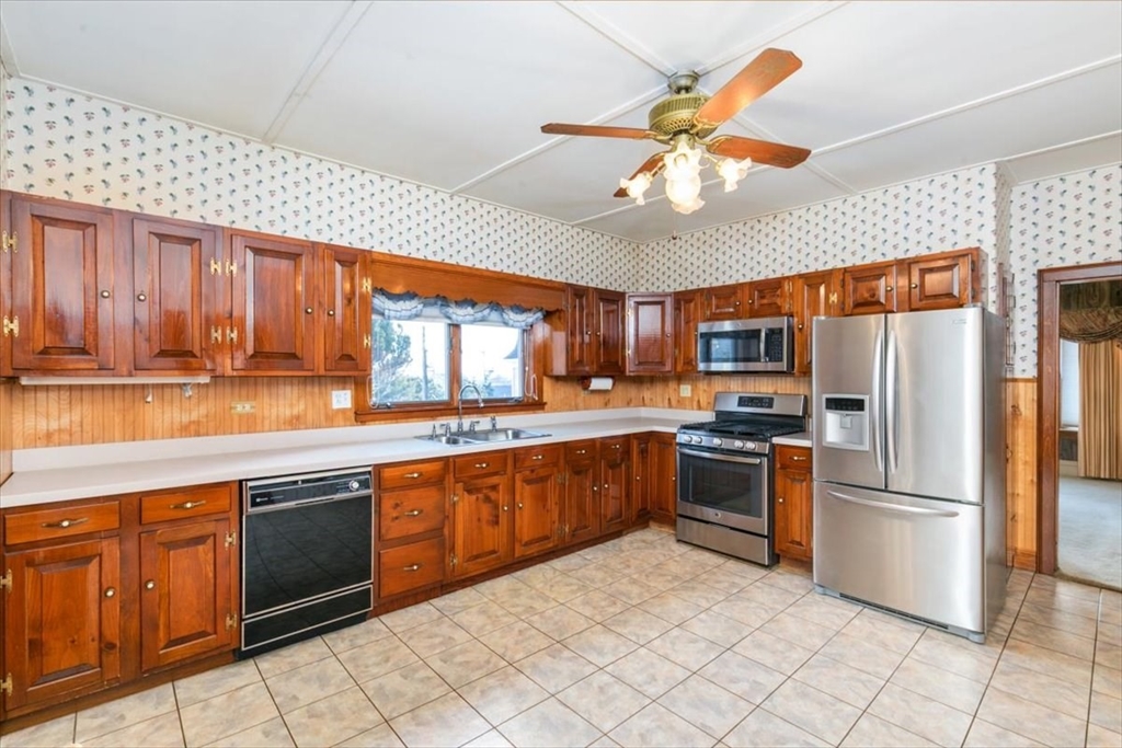 7 Spring Court Gloucester, MA 01930 - Photo 4 of 23 Gallery Image 4