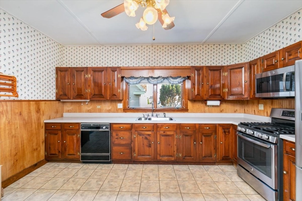 7 Spring Court Gloucester, MA 01930 - Photo 5 of 23 Gallery Image 5