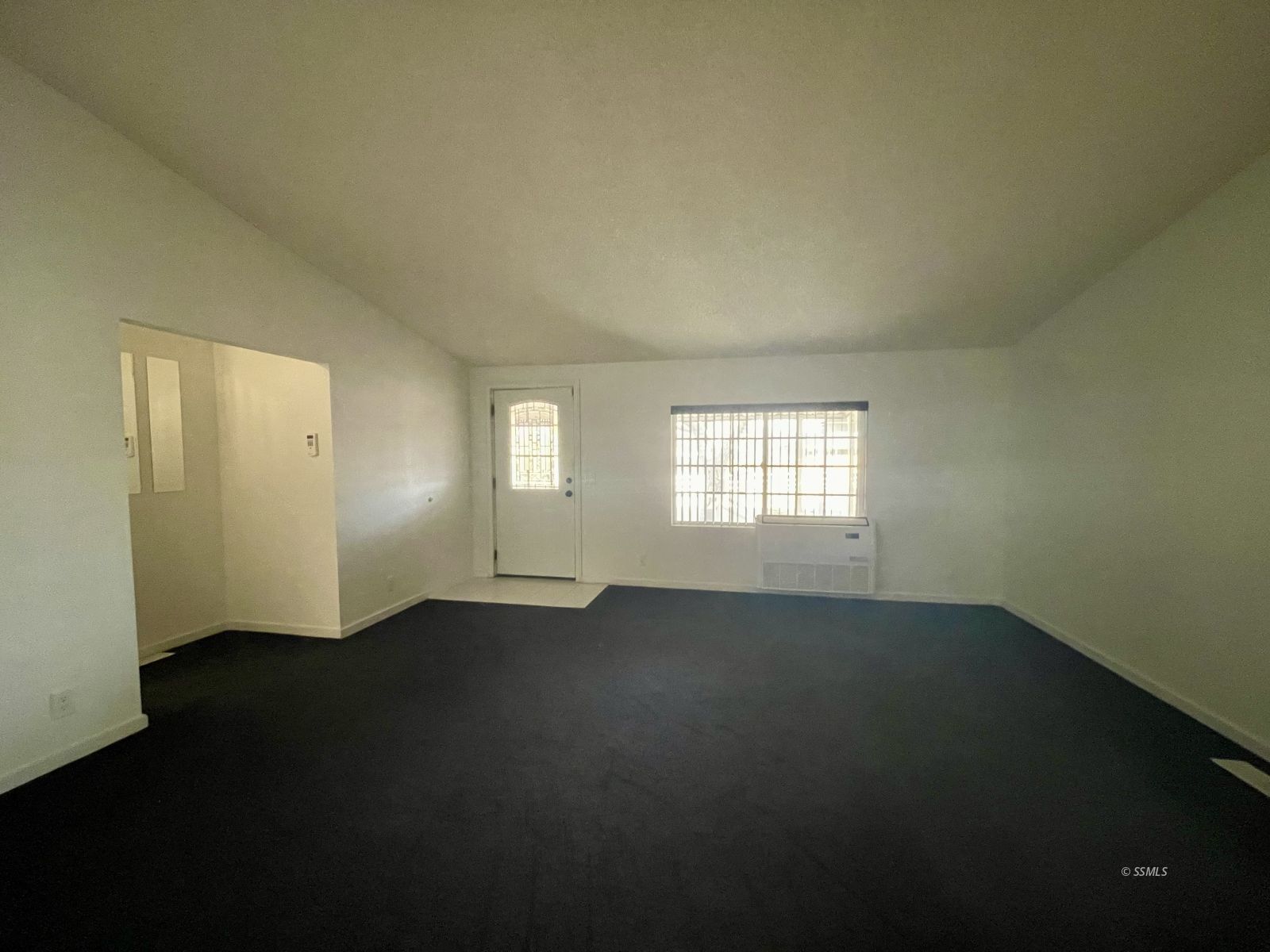 1449 Dunes Street Ridgecrest, CA 93555 - Photo 6 of 50 an empty room with a window