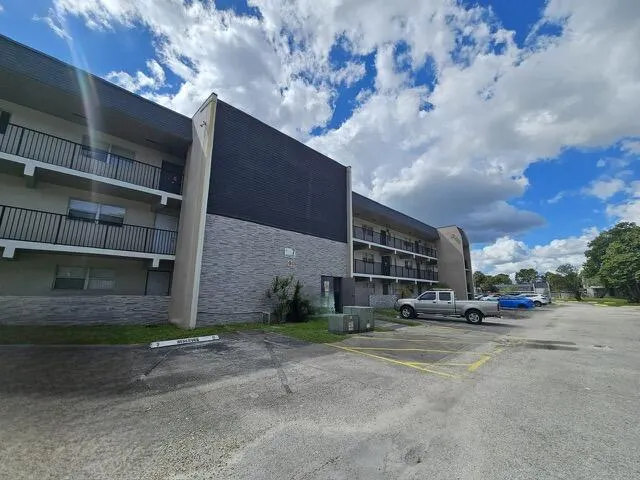 an empty room with windows and ceiling fan