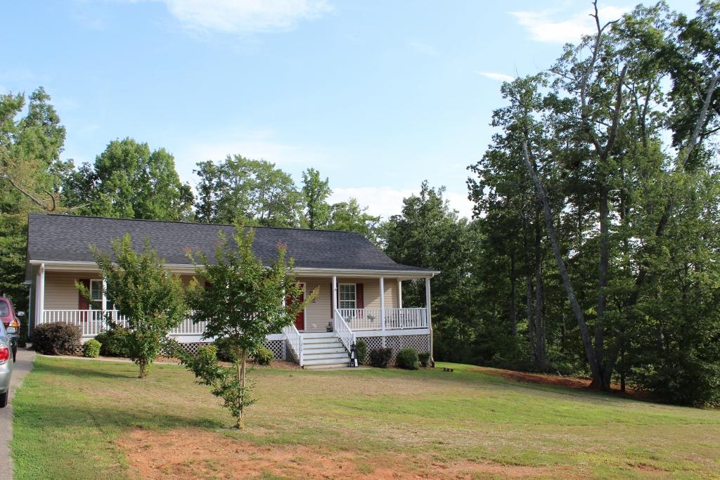 1278 Cinnamon Ridge Road Moneta, VA 24121 - Photo 4 of 21 IMG_4038 (1024x683)
