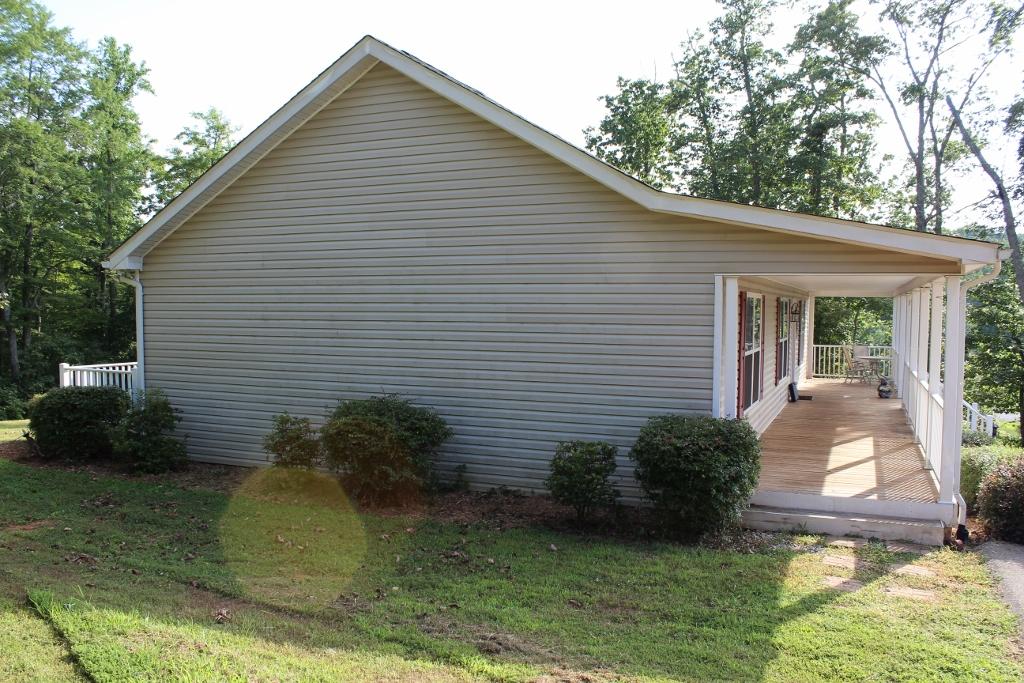 1278 Cinnamon Ridge Road Moneta, VA 24121 - Photo 5 of 21 IMG_4043 (1024x683)