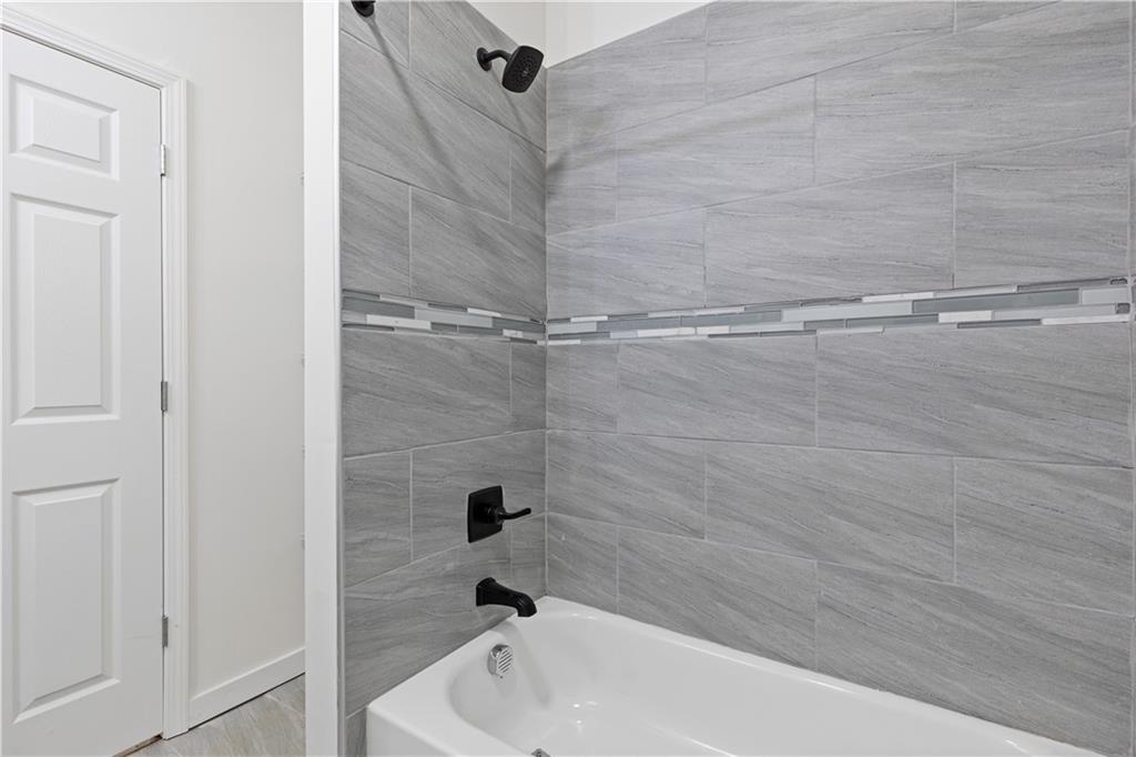 3272 Corktree Trail Lithonia, GA 30038 - Photo 15 of 22 a bathroom with a bathtub