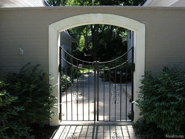 175 Vendome Road Grosse Pointe, MI 48236 - Photo 17 of 23 Gate to Garden