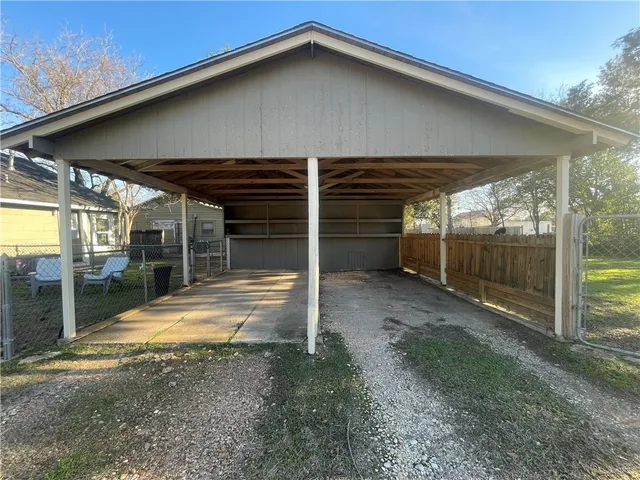 a view of a house with backyard