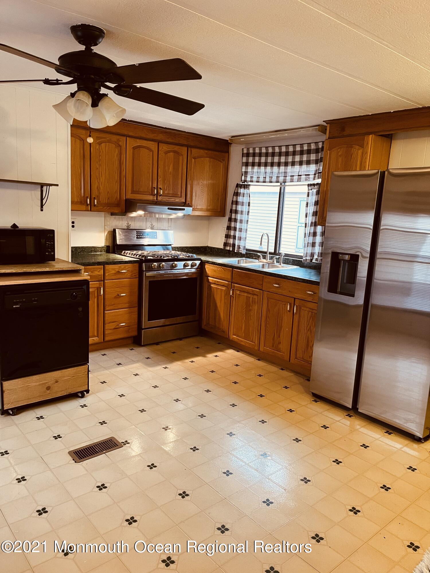 457 Lane East Hazlet, NJ 07730 - Photo 10 of 24 77682637-D31C-40F5-92F0-B651F0E11C37_1_2