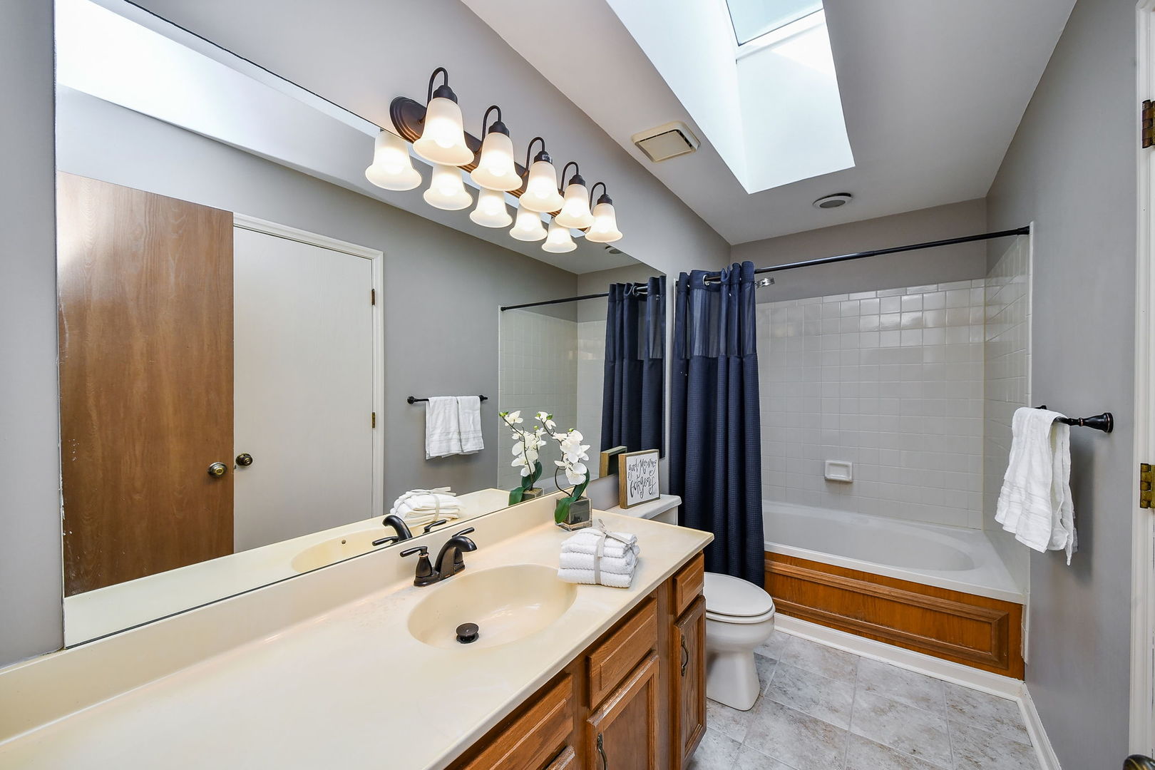 1266 Seabury Circle Carol Stream, IL 60188 - Photo 17 of 22 a bathroom with a sink a large mirror and a bathtub