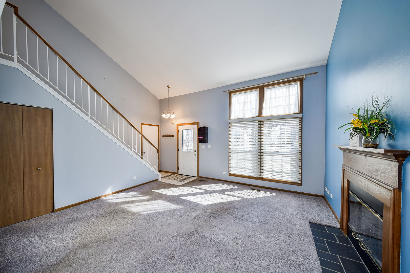 1266 Seabury Circle Carol Stream, IL 60188 - Photo 7 of 22 a view of livingroom with natural light