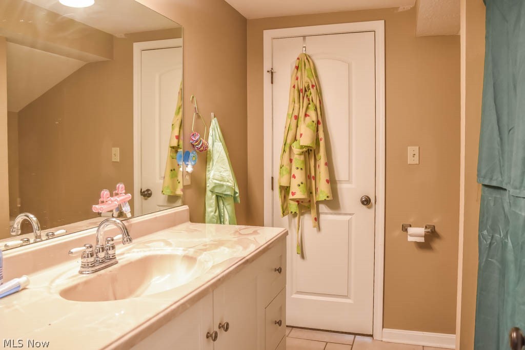 6935 Peck Road Ravenna, OH 44266 - Photo 17 of 22 Jack and Jill full bath between bedroom 2 and 3.