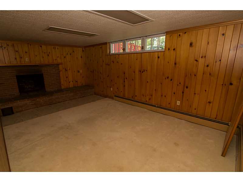 10 Diamond Hill Road Hopkinton, RI 02808 - Photo 18 of 25 Den/Family/Great Room.