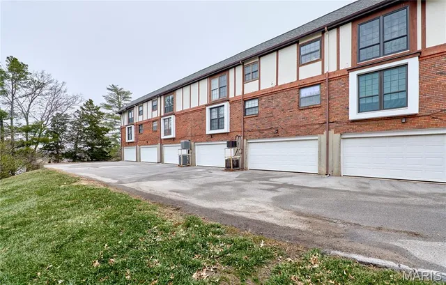 $169,900 | 927 Claytonbrook Drive, Unit 3, Ballwin, MO 63011