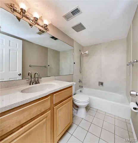 $169,900 | 927 Claytonbrook Drive, Unit 3, Ballwin, MO 63011