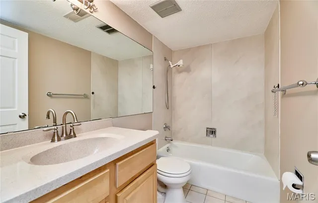 $169,900 | 927 Claytonbrook Drive, Unit 3, Ballwin, MO 63011