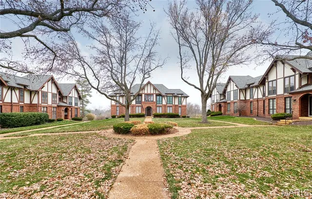 $169,900 | 927 Claytonbrook Drive, Unit 3, Ballwin, MO 63011