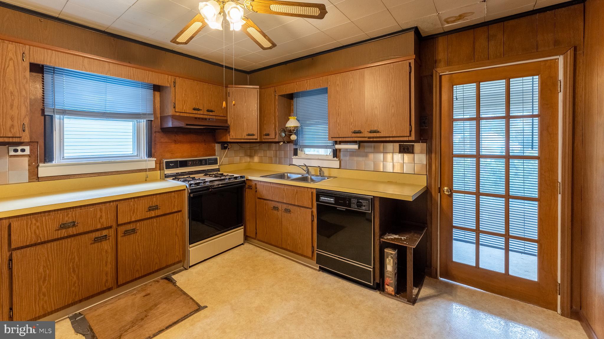 218 Haverford Road Folsom, PA 19033 - Photo 10 of 27 Full Kitchen