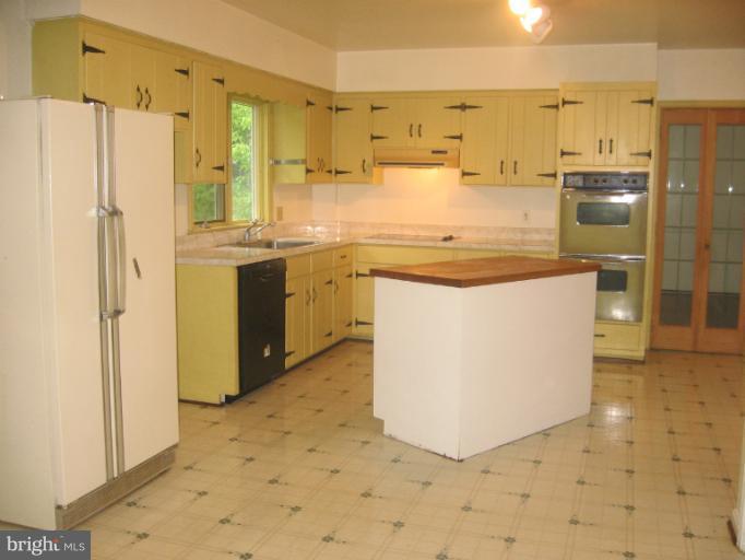 718 Senseny Road Berryville, VA 22611 - Photo 1 of 25 Kitchen