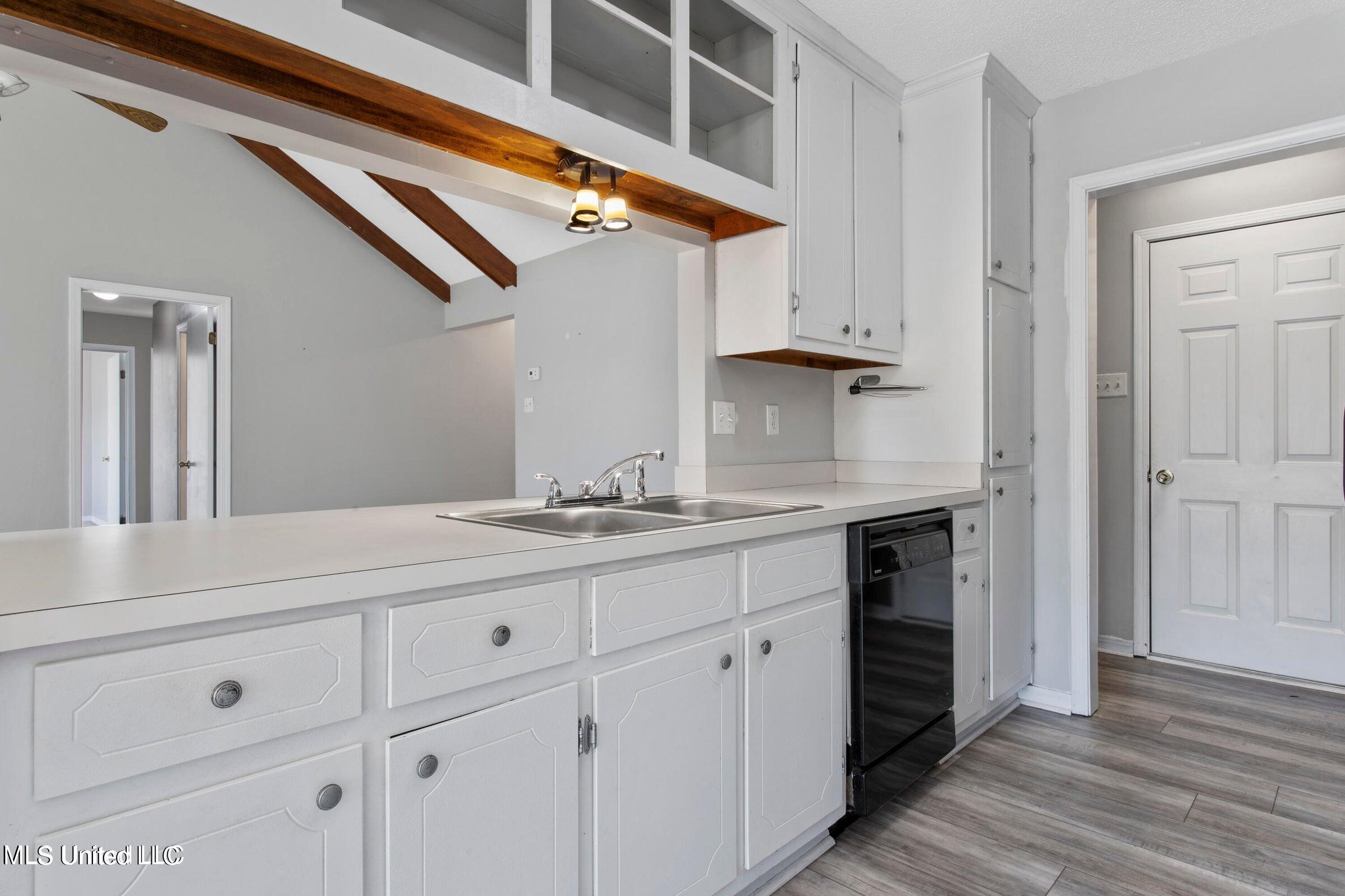 987 Bluff Ridge Biloxi, MS 39532 - Photo 10 of 26 kitchen 2