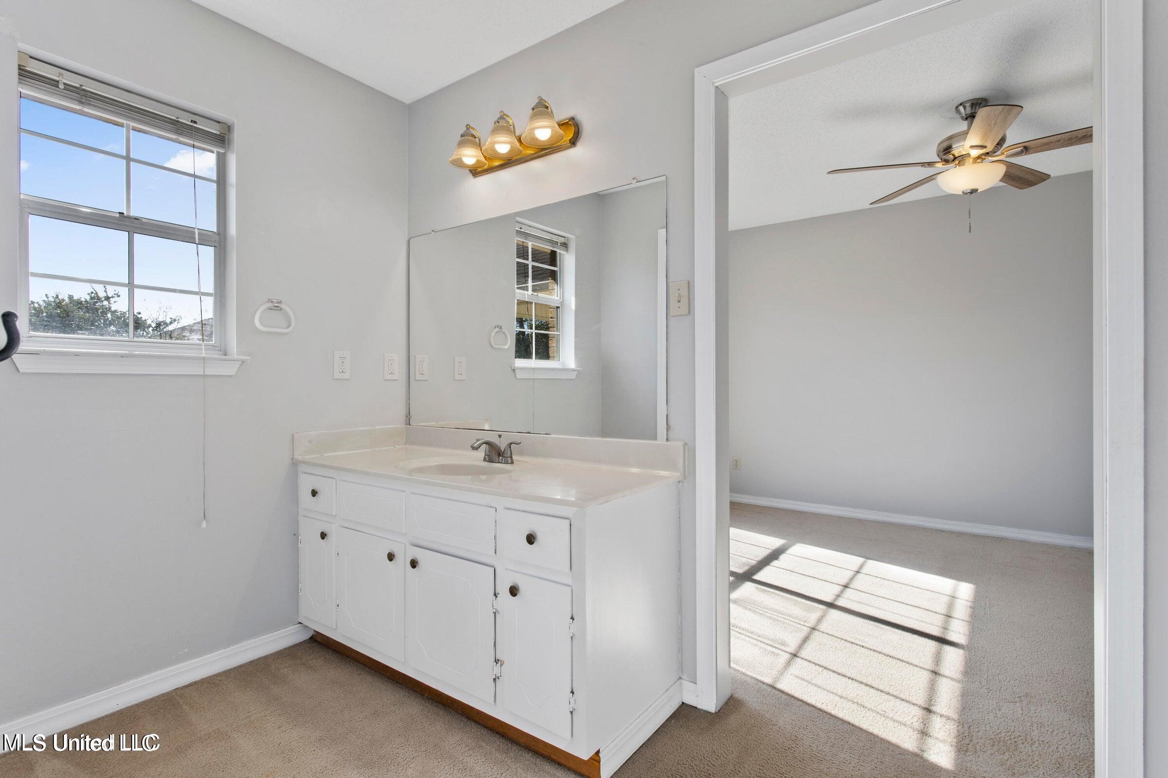 987 Bluff Ridge Biloxi, MS 39532 - Photo 20 of 26 primary bath