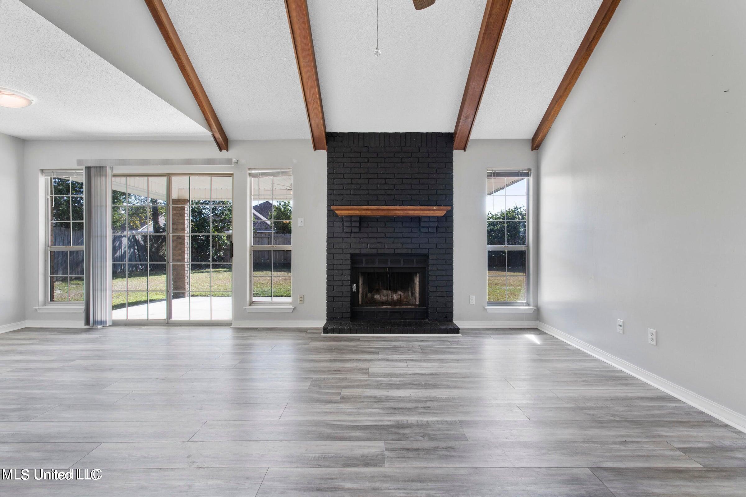 987 Bluff Ridge Biloxi, MS 39532 - Photo 5 of 26 Living Room