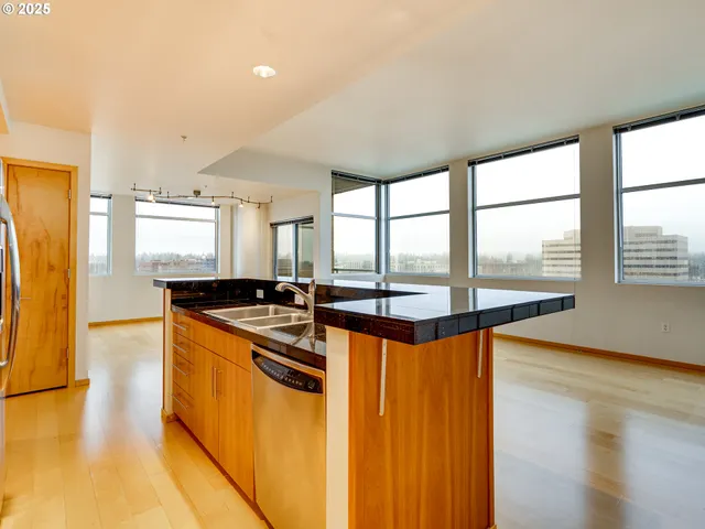 $950,000 | 700 Washington Street, Unit 1020, Vancouver, WA 98660