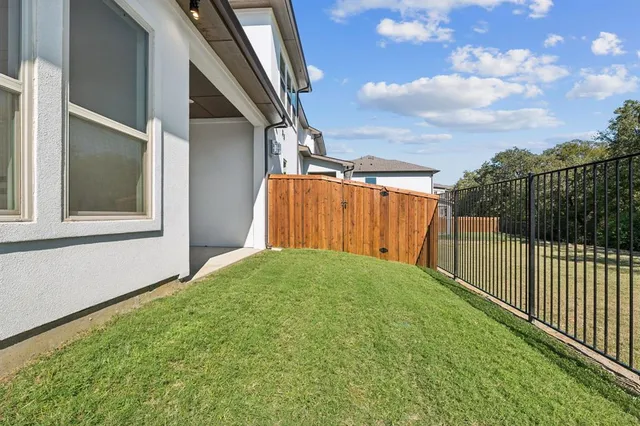 a view of a house with backyard