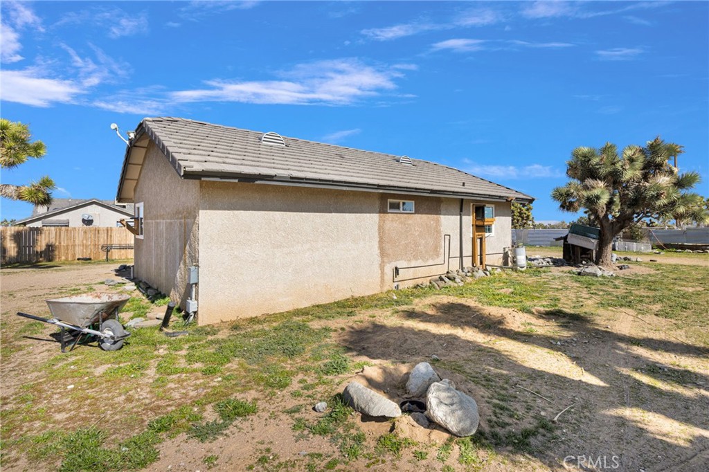 10276 Aster Road Oak Hills, CA 92344 - Photo 53 of 67 Detached garage