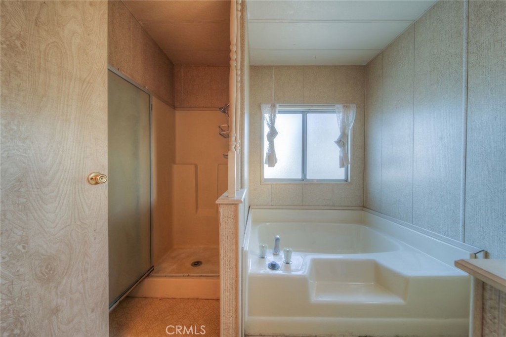 52565 Wheeler Road Anza, CA 92539 - Photo 30 of 54 a bathroom with a bathtub