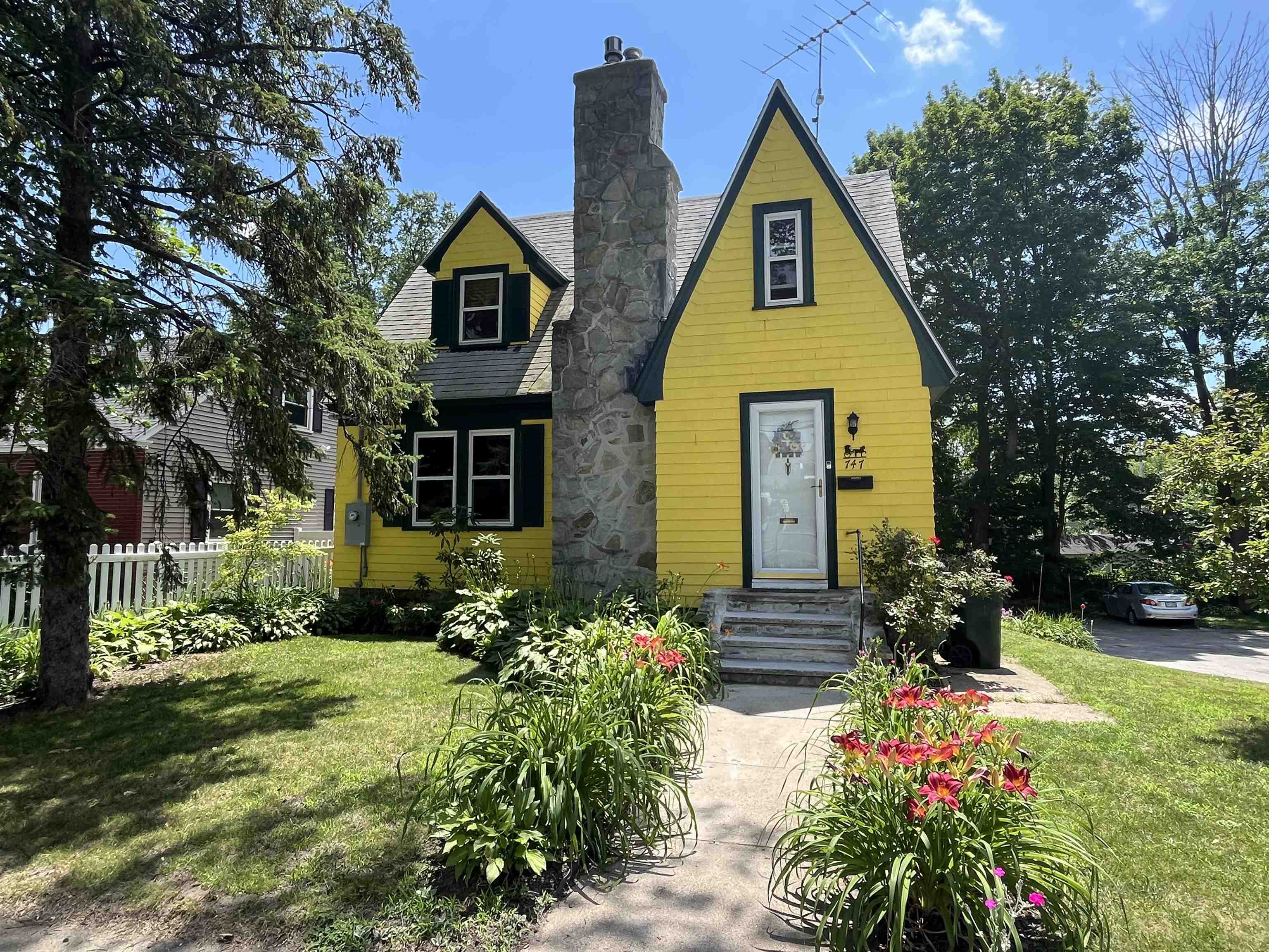 747 Hanover Street Manchester, NH 03104 - Photo 1 of 17 Gallery Image 1