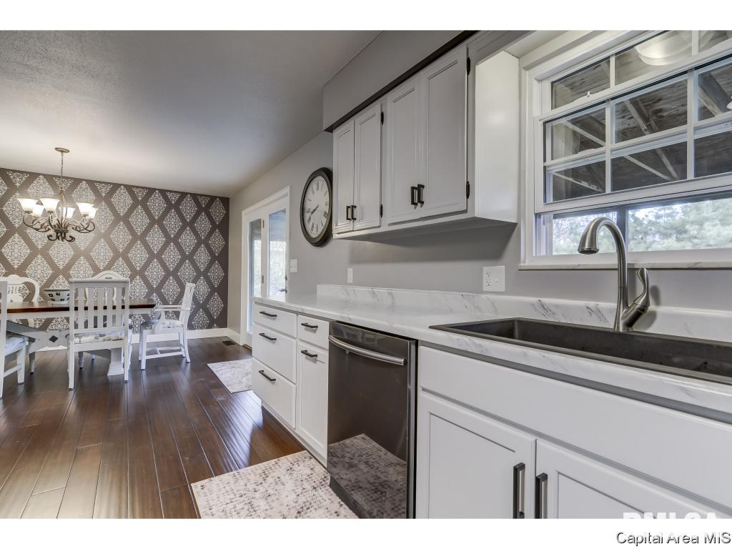 107 Exmore Drive Springfield, IL 62704 - Photo 8 of 36