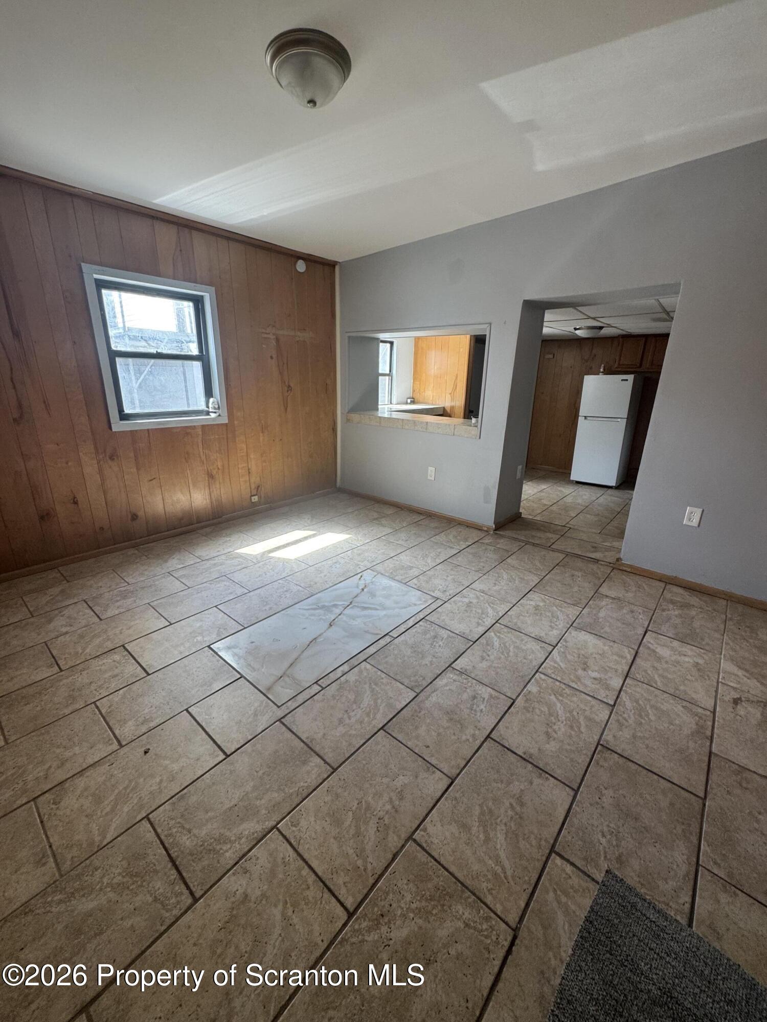 906 West Market Street Scranton, PA 18508 - Photo 1 of 10 a view of a livingroom with a projector