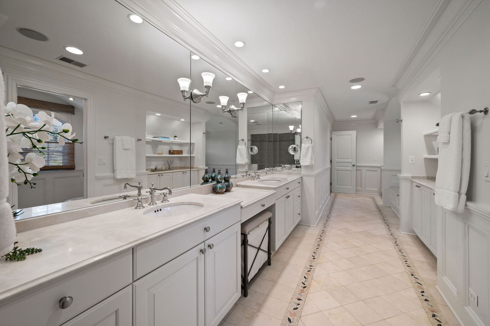 677 Greenleaf Avenue Glencoe, IL 60022 - Photo 26 of 54 a large white kitchen with a large tub