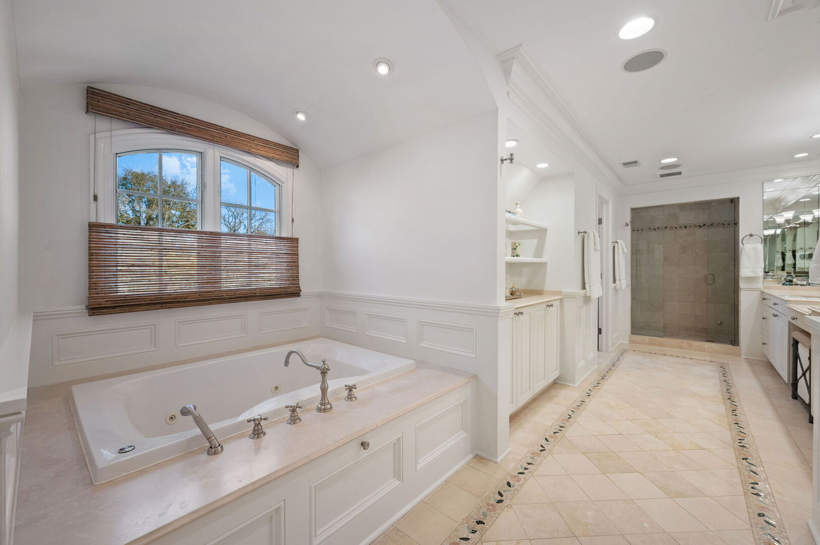677 Greenleaf Avenue Glencoe, IL 60022 - Photo 27 of 54 a bathroom with a tub sink and mirror
