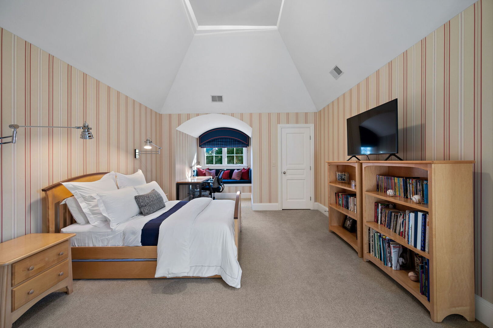 677 Greenleaf Avenue Glencoe, IL 60022 - Photo 30 of 54 a living room with furniture and a flat screen tv