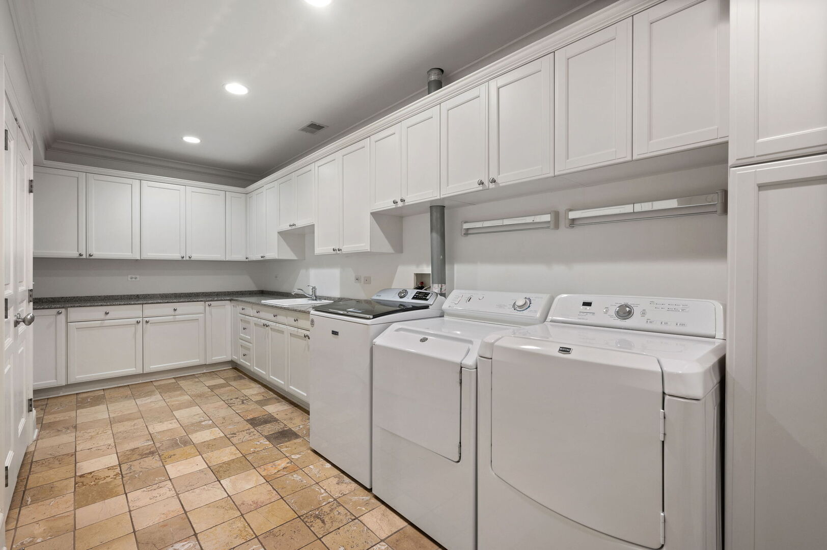 677 Greenleaf Avenue Glencoe, IL 60022 - Photo 42 of 54 a kitchen that has a sink and a stove in it