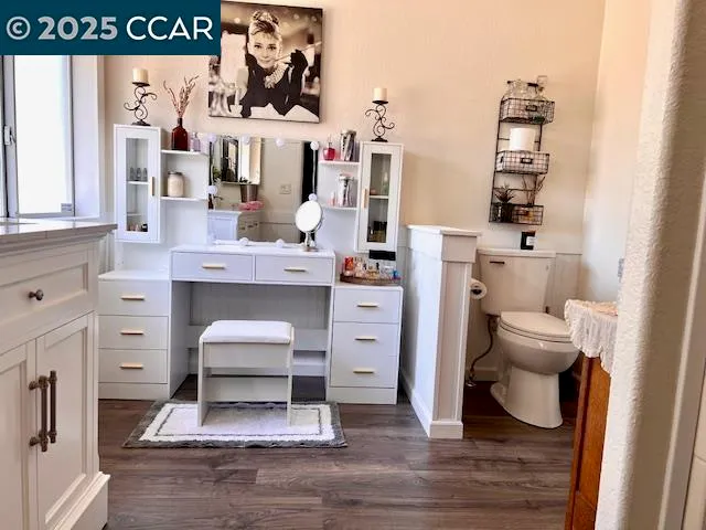 a black and white photo of a building