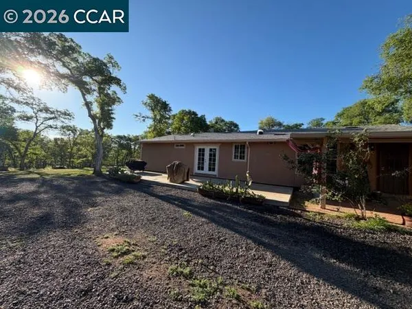 a view of a back yard