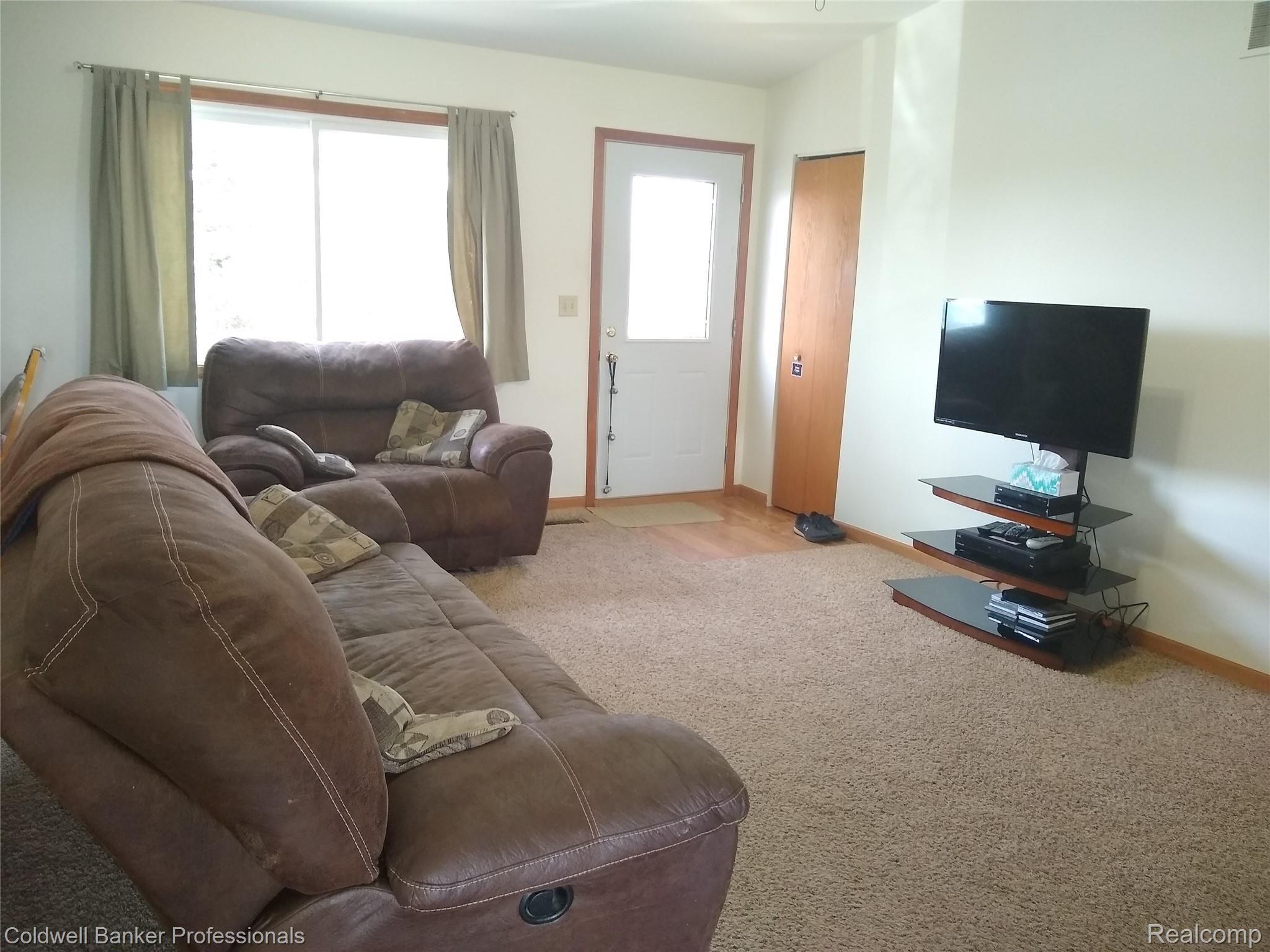 1926 North Branch Road North Branch, MI 48461 - Photo 23 of 27 Living room 2.jpg