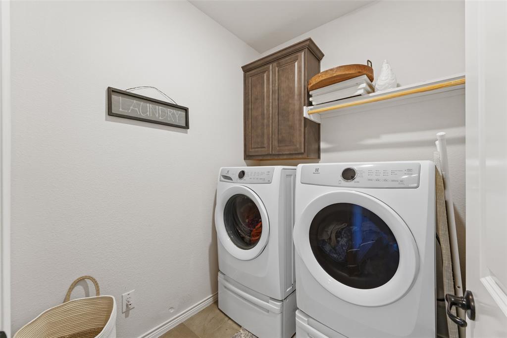 3215 Larkin Lane Forney, TX 75126 - Photo 32 of 40 Washer and dryer stay with the property