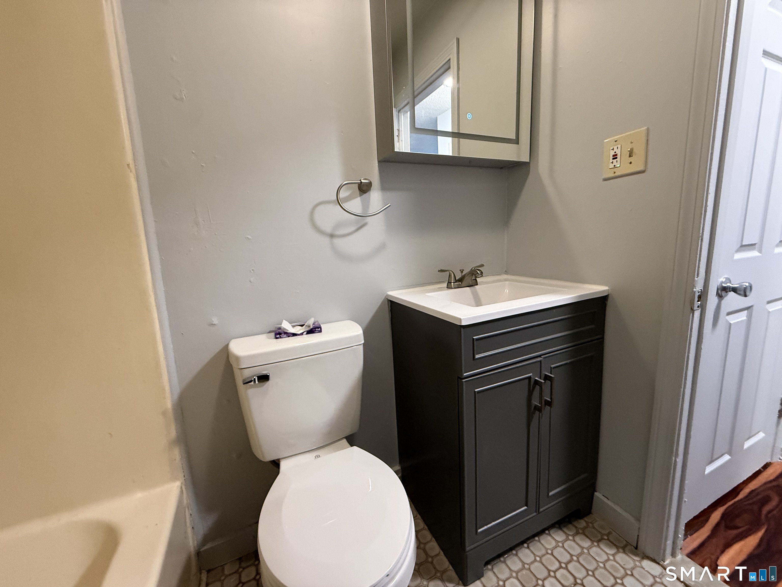 76 Summer Street, Unit 4 New London, CT 06320 - Photo 6 of 9 a bathroom with a sink toilet and a tub
