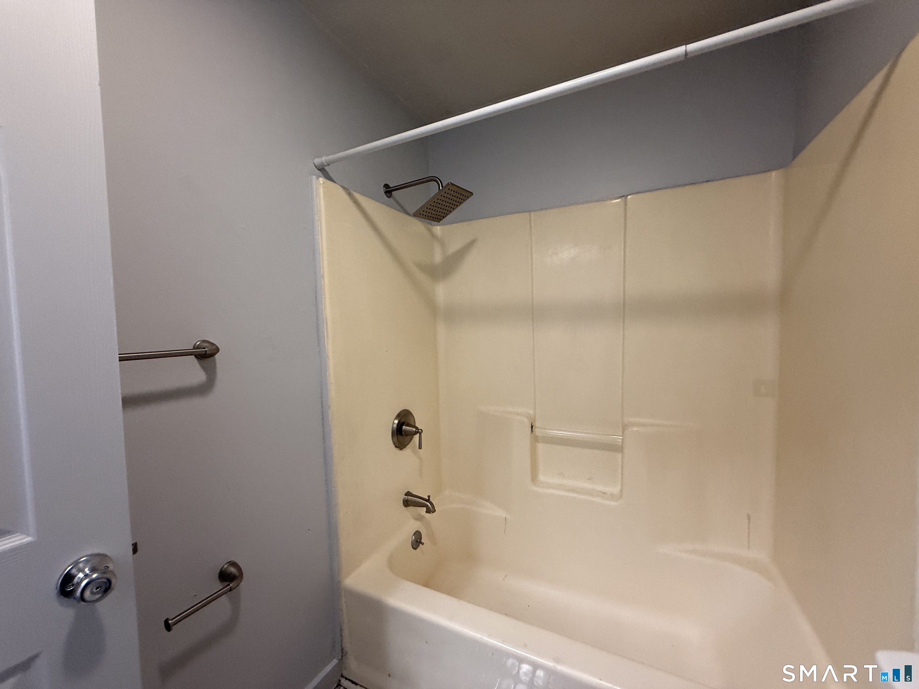 76 Summer Street, Unit 4 New London, CT 06320 - Photo 7 of 9 a bathroom with a bathtub