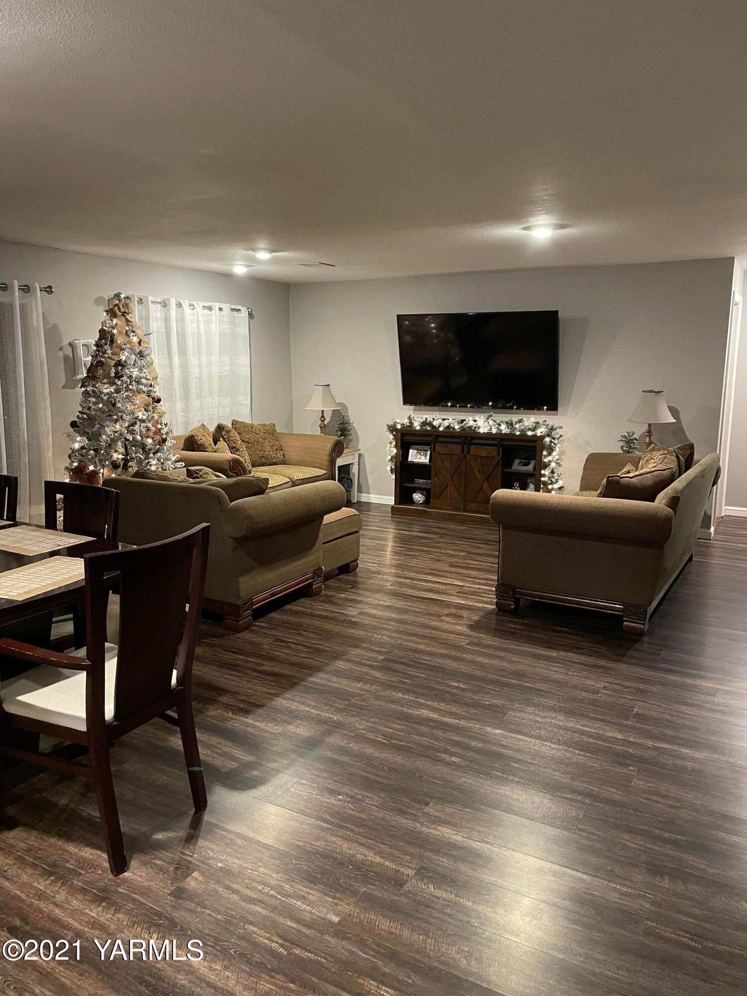1800 Tear Road Grandview, WA 98930 - Photo 3 of 11 a living room with furniture and a flat screen tv