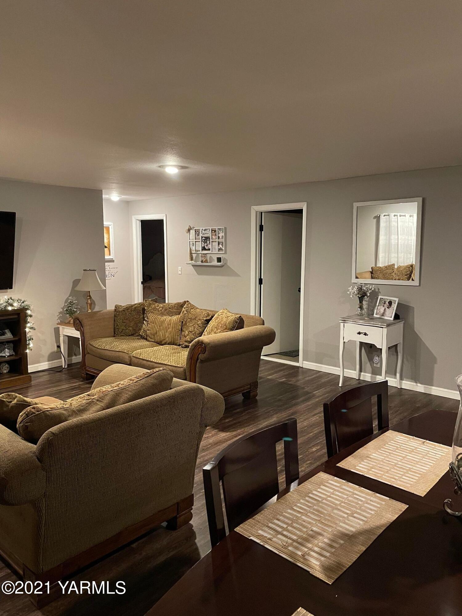 1800 Tear Road Grandview, WA 98930 - Photo 4 of 11 a living room with furniture and a flat screen tv